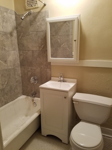 Bathroom - 3820 Walnut St