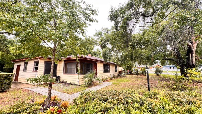 Building Photo - Available June 30! 2BR/1BA beautiful house...