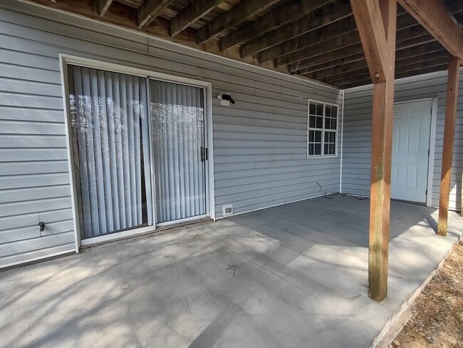 Foto del edificio - Move in Ready, End Unit Townhome located i...