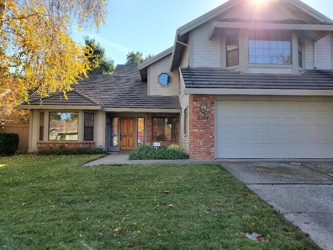 Building Photo - "Spacious 4-Bed, 3-Bath Oasis in Gold Rive...