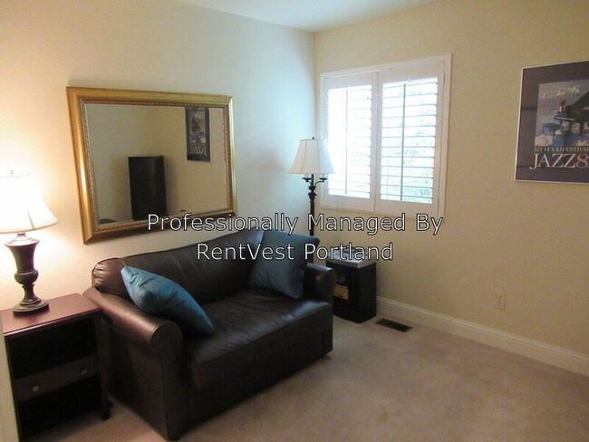 Building Photo - 1795 NW Rolling Hill Dr
