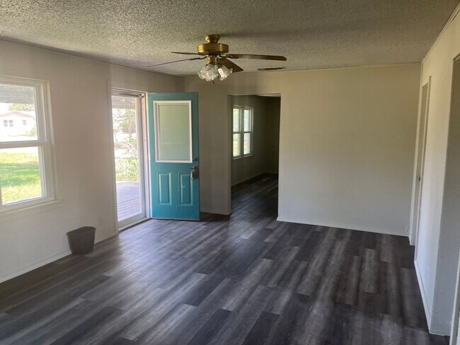 Building Photo - Newly Remodled 3 Bedroom 2 Bath with a Bon...
