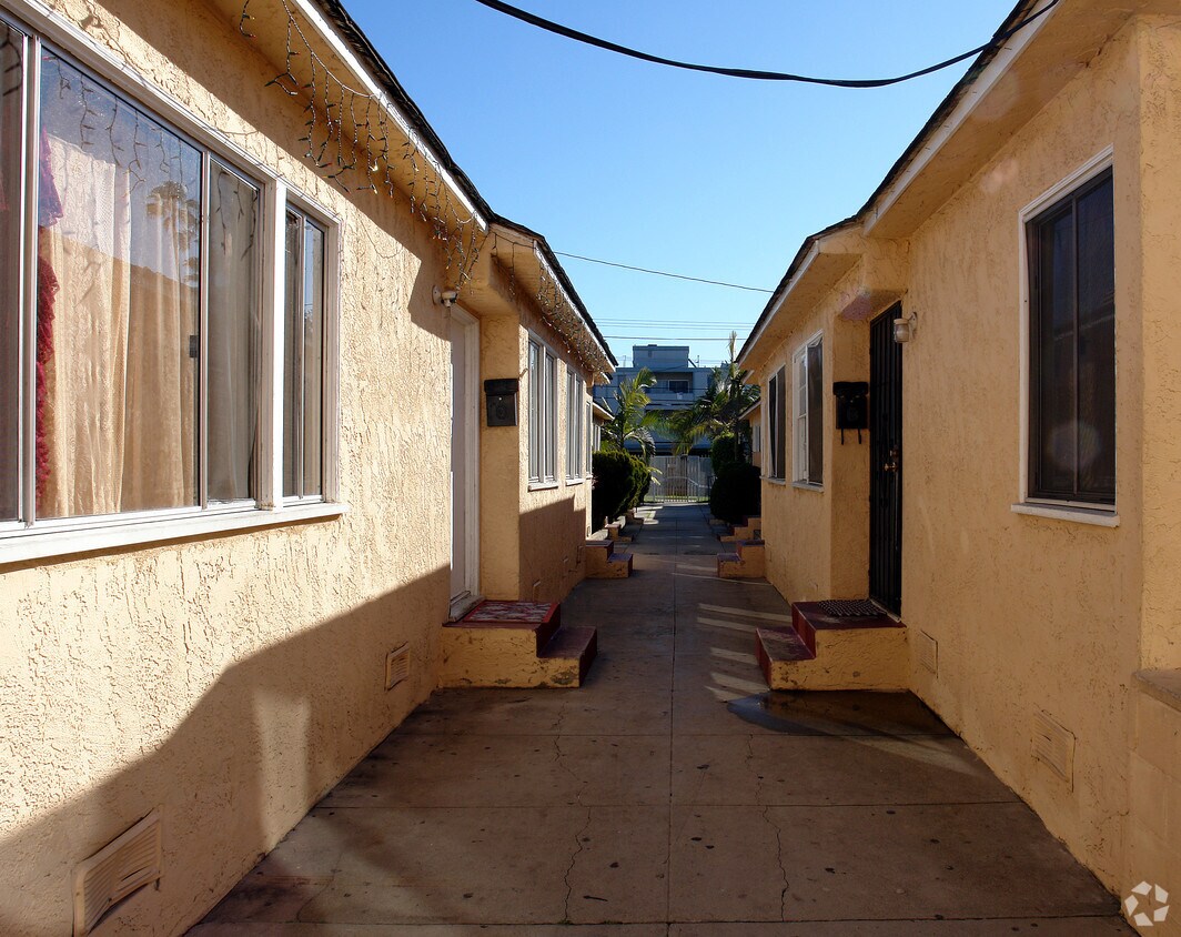 Building Photo - 933-937 Larch St