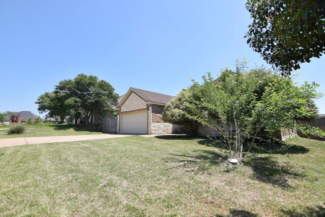 Building Photo - 1013 Canyon Ridge Dr