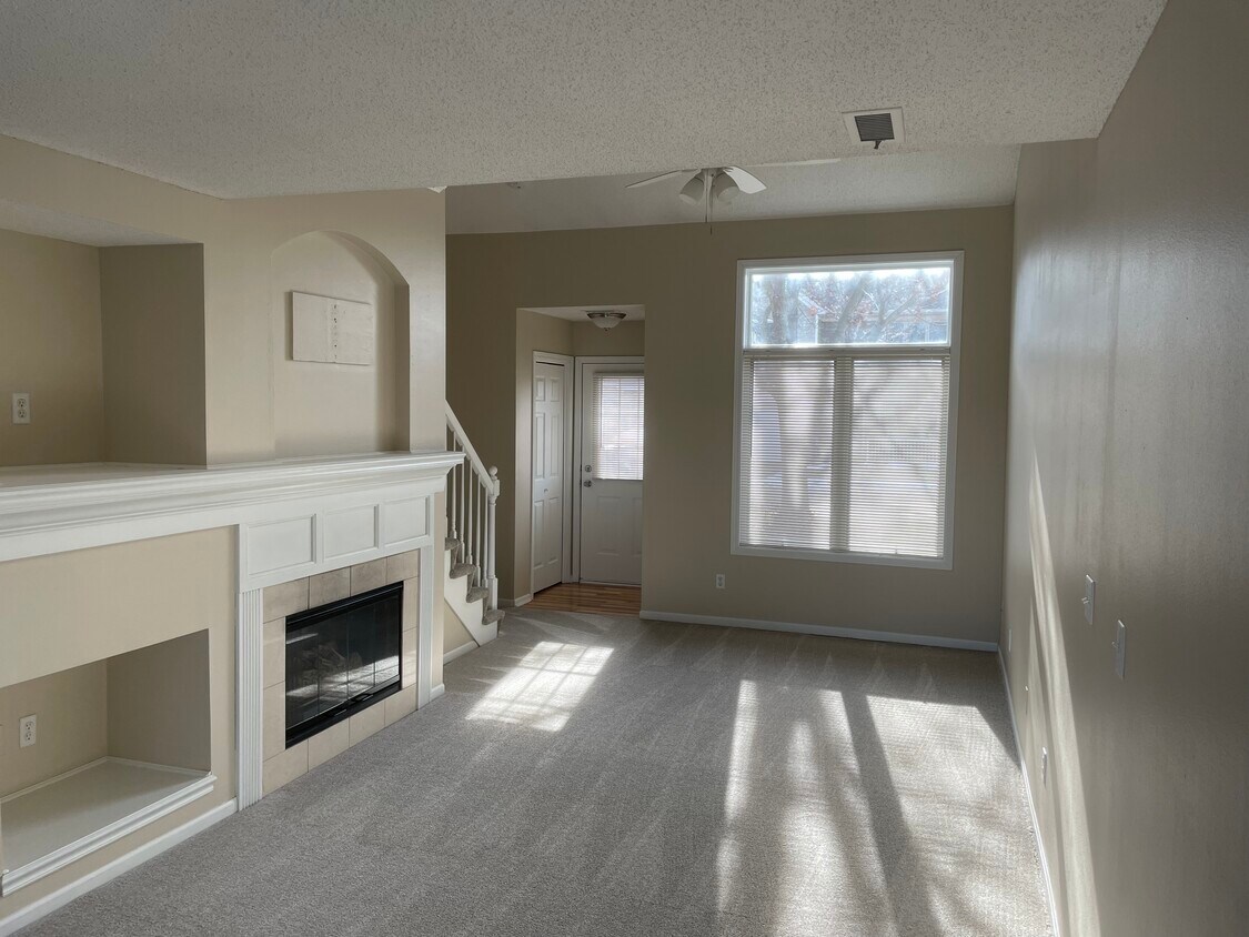 Foto principal - 811 Burr Oaks Dr