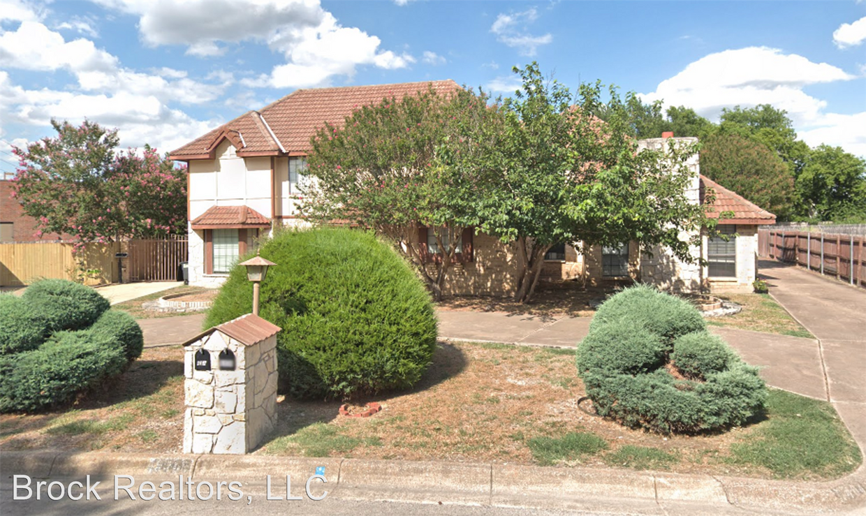 Primary Photo - 6404-6406 Lago Vista Dr