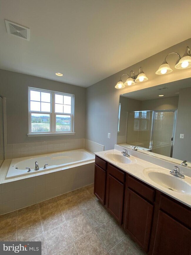 Building Photo - 112 Splendor Garden Way