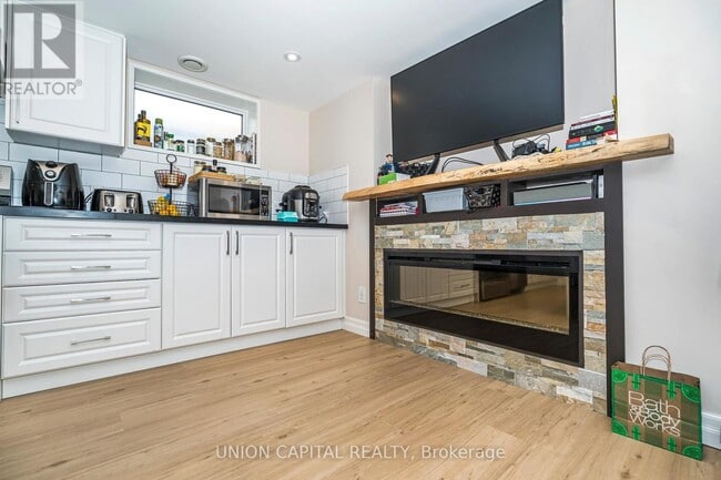 Building Photo - 40 Peveril Hill N