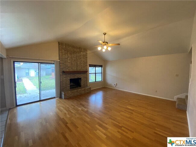 Foto del edificio - 1327 Lakewinds Cir