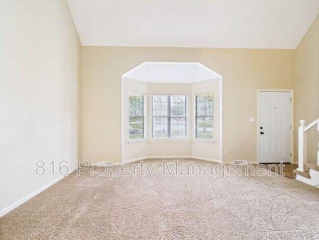 Building Photo - 164-168 SW Robin Rd