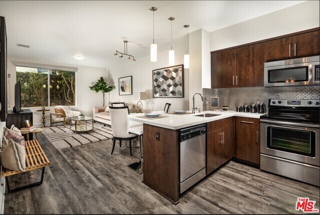 Foto del edificio - 1714 N McCadden Pl