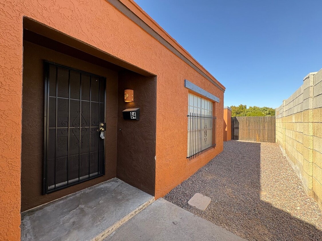 Mesa 2 Bedroom 1 Bath in Triplex Building - Mesa 2 Bedroom 1 Bath in Triplex Building