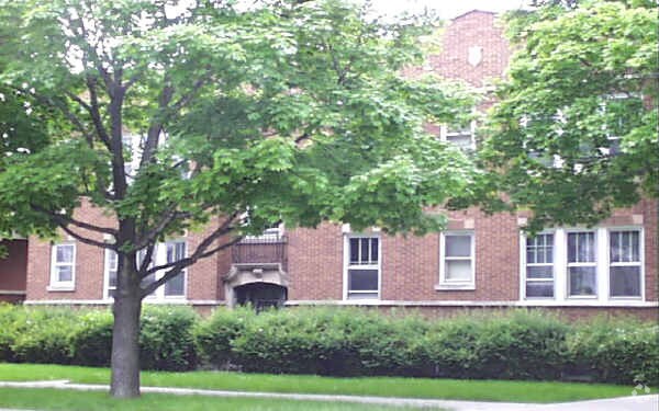 Foto principal - 5501 W Wellington Ave