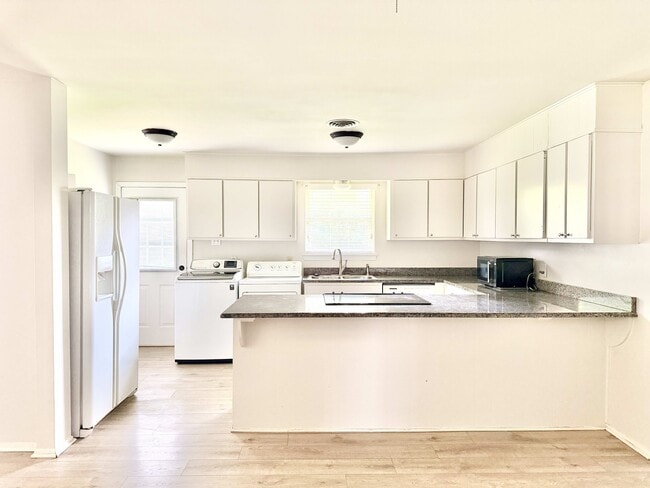 Building Photo - 6967 Menlo Dr