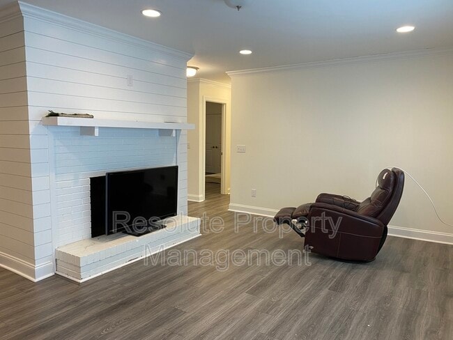 Building Photo - 6600 Pleasant Pines Dr