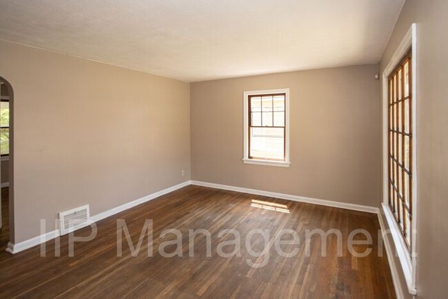 Foto del edificio - Cozy 3BD/1.5 BA Home- Westside Cleveland