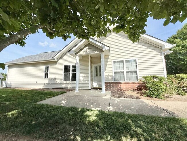 Foto del edificio - 2808 Andover Glen Rd