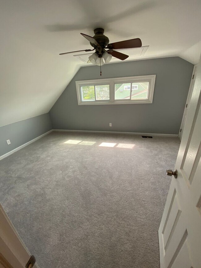 Foto del edificio - Beautiful fully renovated 4 beds 2 bath House in Levittown PA  avail 11/1/2024