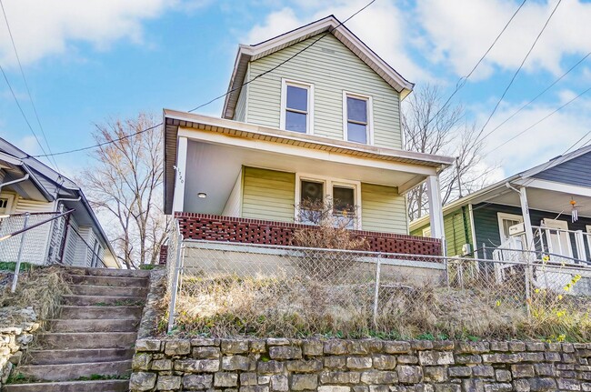 Building Photo - Three Bedroom Home in Hamilton!