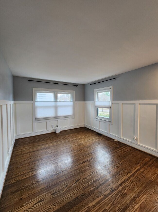 Building Photo - Beautiful and Spacious 3BR 2BA Home w/ Remodeled Kitchen • Patio & Fenced Yard in St. Matthews