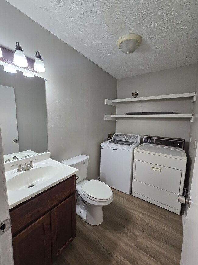 Building Photo - NEW LISTING!!!!!
