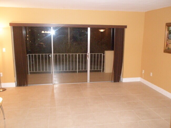 Building Photo - 9375 Fontainebleau Blvd