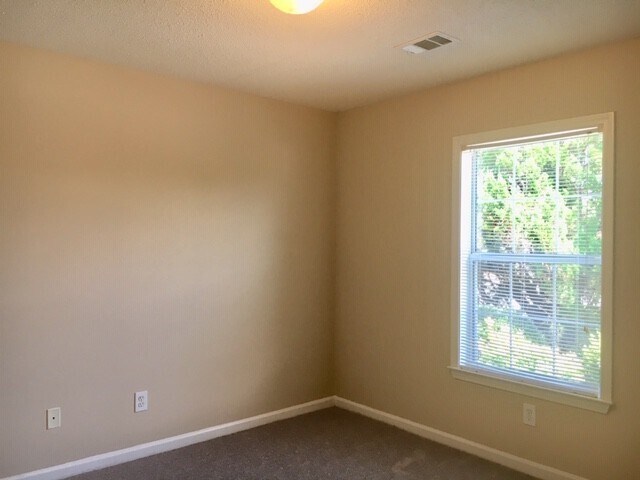 Building Photo - GARDEN HOME IN FOXCROFT COMMUNITY OFF POLO...