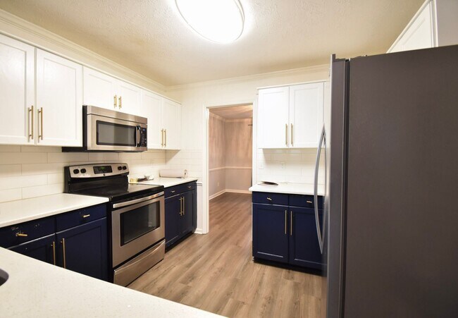 Building Photo - 4 Bedroom 2 Bathroom: Pets Okay
