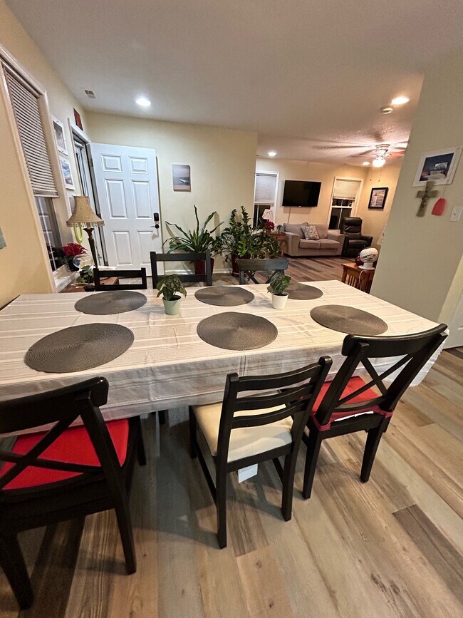 Building Photo - 9573 6th Bay St