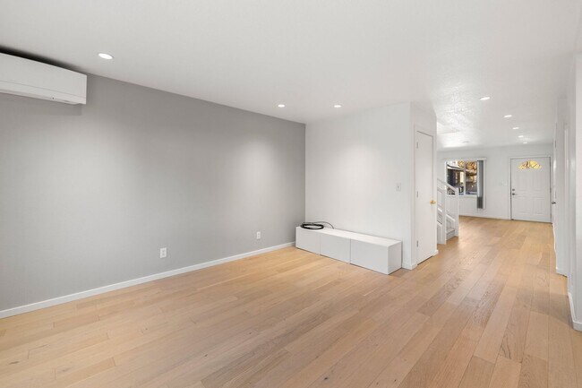 Foto del edificio - 3 Bedroom 2.5 Bath 2 Level w/ attached Gar...