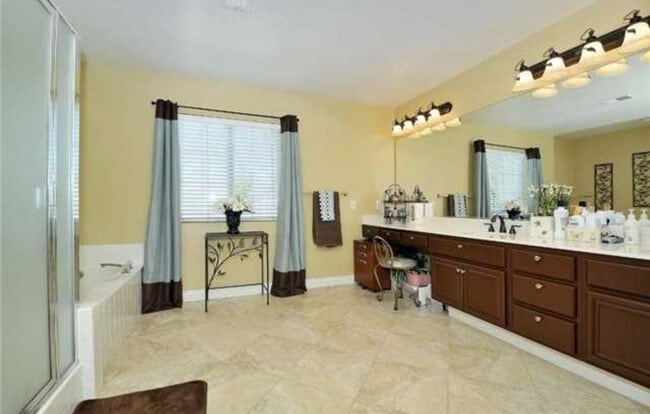 Building Photo - 552 Sipes Cir