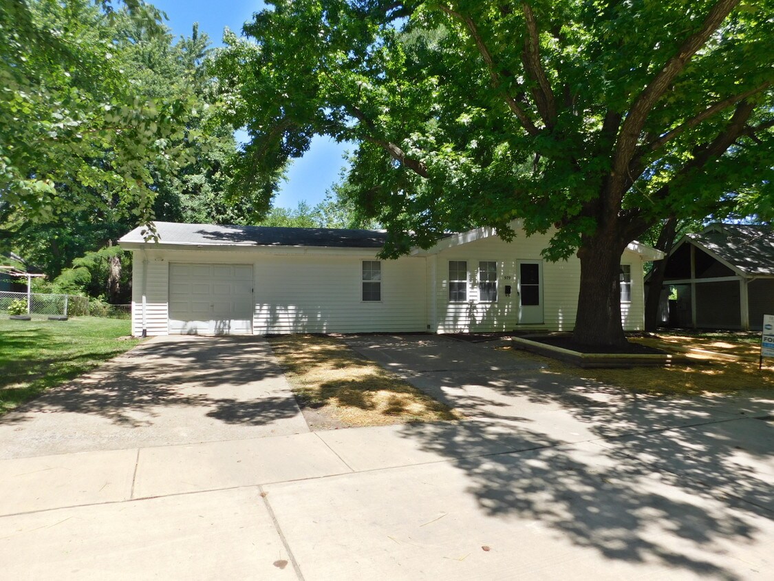 979 Dawnview Dr, Florissant, MO 63031 House Rental in Florissant, MO