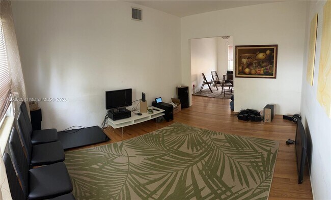 Foto del edificio - 715 NE 91st St