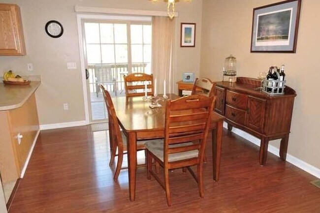 Building Photo - 3 Bedroom, 2.5 Bath Townhome