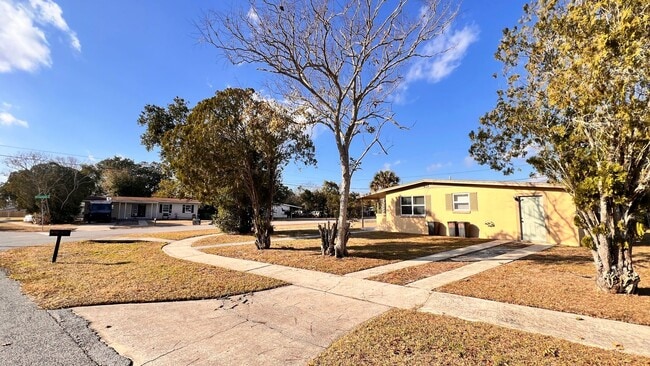 Building Photo - $300 off of a month of rent! Charming 3-Bedroom Home in Deltona! – Pets Welcome (Up to 30 lbs) – ...