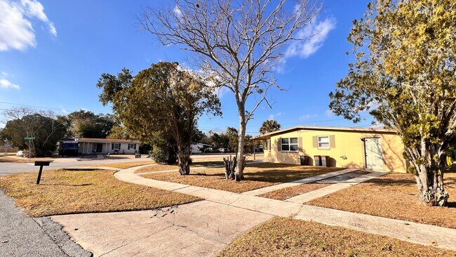 Foto del edificio - $300 off of a month of rent! Charming 3-Bedroom Home in Deltona! – Pets Welcome (Up to 30 lbs) – ...