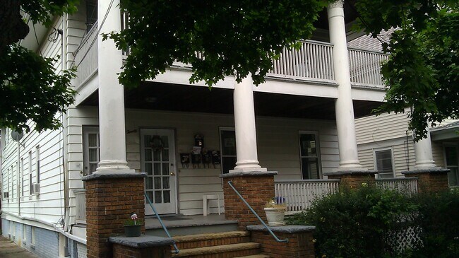 Building Photo - 20 Maple St