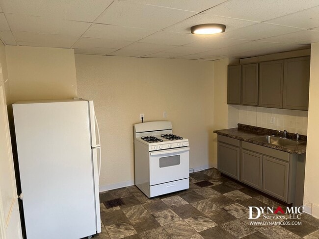 Building Photo - 612 W 11th St