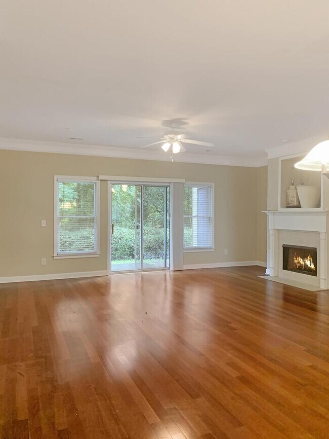 Foto del edificio - 1225 Harris Commons Pl