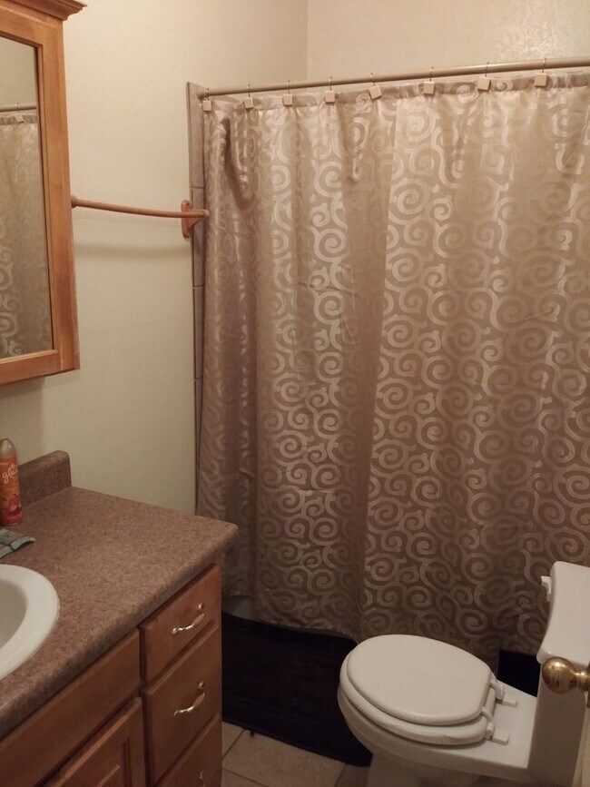 Foto del edificio - Modern town home with AC. 3/2. Covered, off-street parking, easy care yard.  Ample kitchen. Lamin...