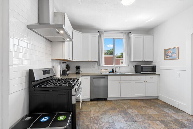 Foto del edificio - REMODELED HUGE BRIGHT 2400sf 4BR/3.5BA Havenscourt Split Level Home w Cottage AVAIL NOW