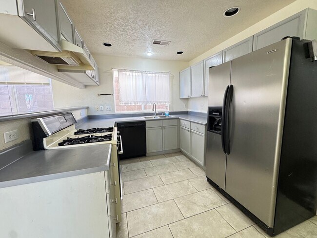 Foto del edificio - Quail Springs 2 Story!