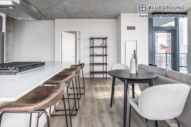 Foto del edificio - 450 W Belmont Ave