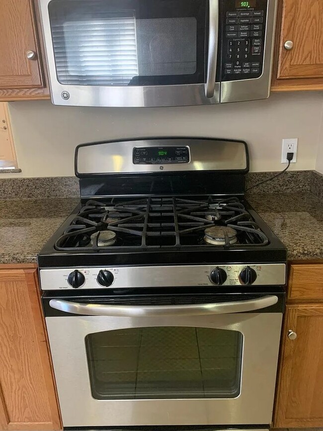 Building Photo - MOVE IN SPECIAL $500 OFF OF FIRST MONTHS RENT!!