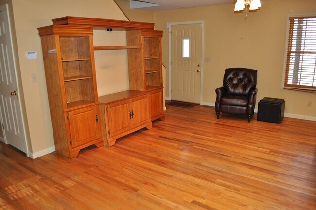 Foto del edificio - FOR LEASE!!