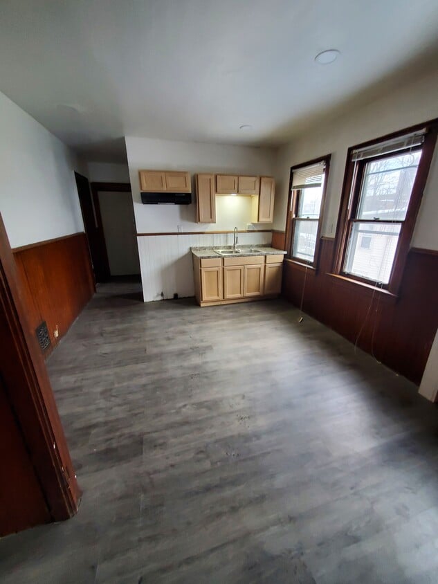 Kitchen - 81 Trinity Plz