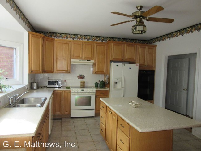Building Photo - 20480 White Oak Rd