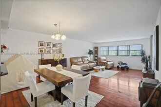 Building Photo - 3200 Port Royale Dr N