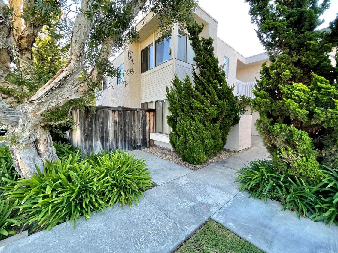 Foto principal - Spacious Single Level Upstairs Apartment!