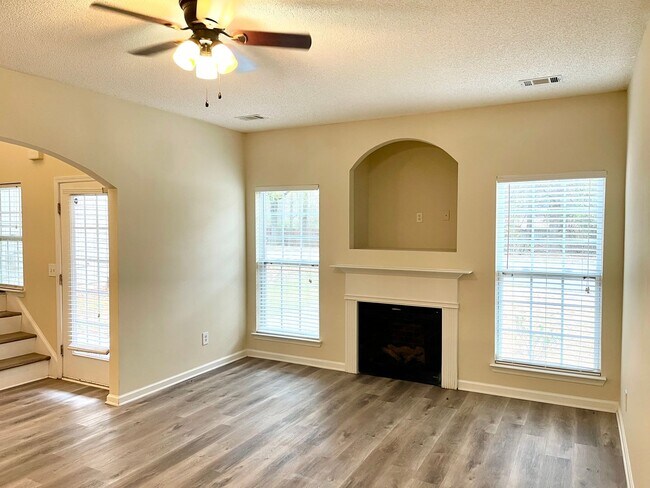 Building Photo - Welcome to this stunning two-story home located in the vibrant community of Newnan, GA.